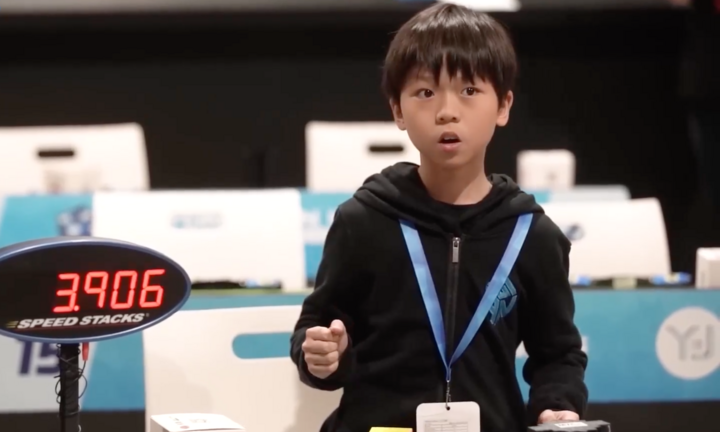 Thần đồng 9 tuổi giải khối rubik chưa đến 5 giây