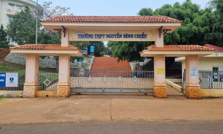 Bắt khẩn cấp một Hiệu trưởng trường THPT ở Đắk Nông