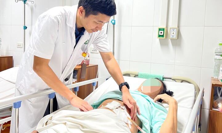 Người phụ nữ bị thủng ruột sau ăn táo đỏ hầm tổ yến