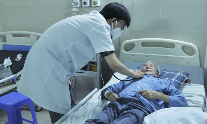 Ca mắc COVID-19 tăng trở lại, nhiều người phải thở máy