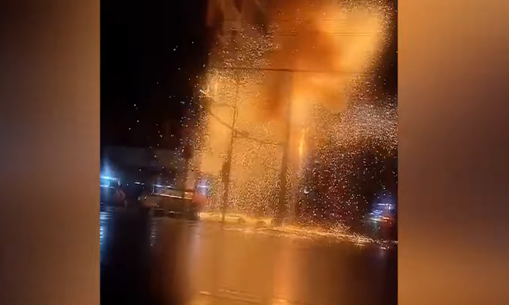 Kinh hoàng cột điện nổ như pháo hoa 