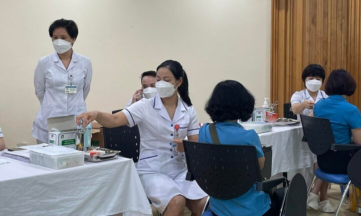 Ca mắc COVID-19 tăng trở lại, nhiều ca thở máy: Chuyên gia nhận định thế nào?