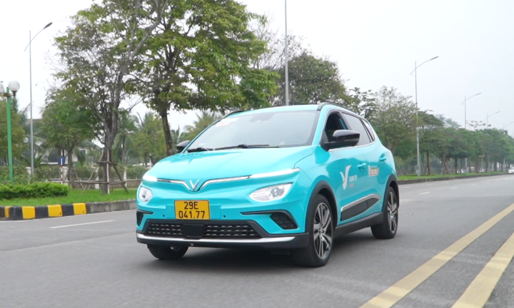Bất ngờ khi trải nghiệm đi xe taxi điện đầu tiên tại Việt Nam