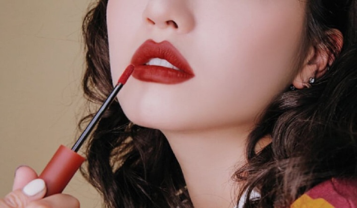 2 cách giúp các bạn gái có cách đánh son lì đẹp mịn