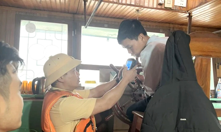 CSGT kiểm tra nghiêm ngặt vi phạm nồng độ cồn lái tàu đường thuỷ