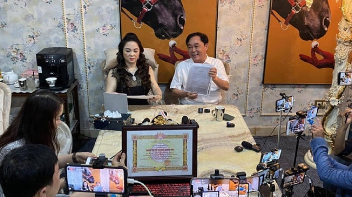 Vênh mặt vì nhiều 'like', giá trị ảo thành bệnh hoang tưởng
