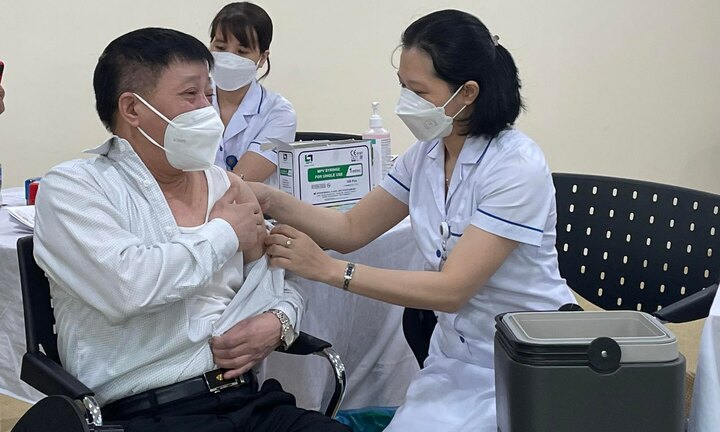 Bệnh nhân đang điều trị COVID-19 đều thuộc nhóm cần tiêm vaccine mũi 4