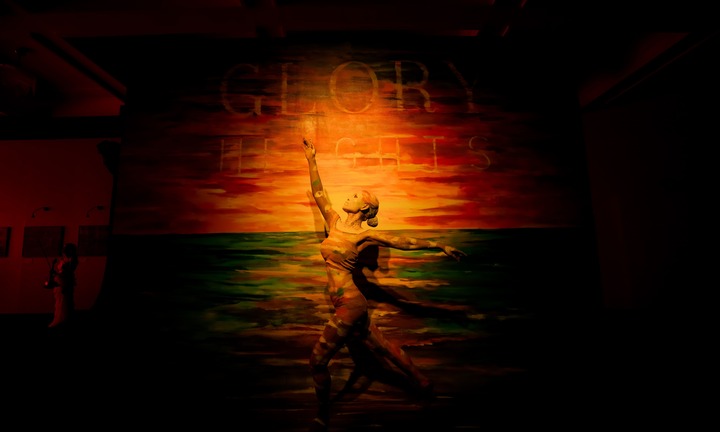 Hàng trăm du khách tham dự triển lãm 'Glory to GLORY' ngày đầu mở cửa