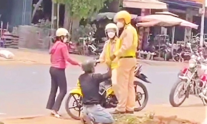 Sự thật clip nam thanh niên quỳ gối trước CSGT Đắk Lắk lan truyền trên mạng