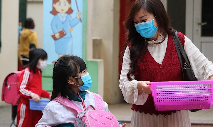 Trường có học sinh mắc COVID-19, phụ huynh lo con phải học trực tuyến