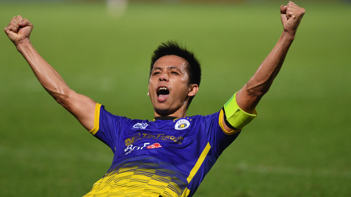 Văn Quyết chạm mốc 100 bàn, Hà Nội FC thắng đậm Hải Phòng