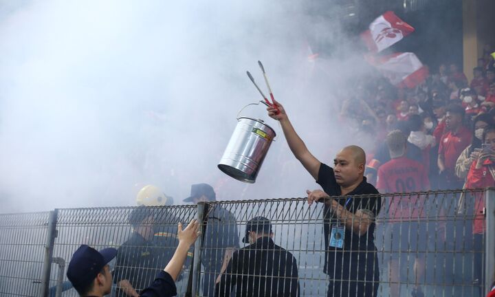 Sân Hàng Đẫy đối diện nguy cơ bị phạt vì pháo sáng