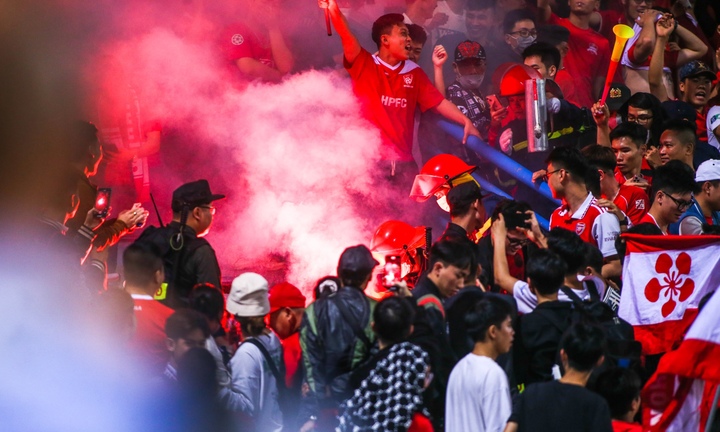 Tạm giữ 3 người đốt pháo sáng khiến bé 6 tuổi bị thương trận CLB Hà Nội gặp Hải Phòng