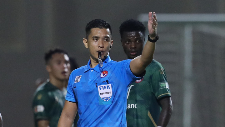 VFF yêu cầu chấn chỉnh, VPF mời ngay 2 trọng tài ngoại