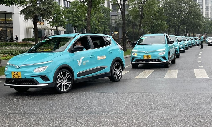 Hãng taxi điện đầu tiên tại Việt Nam của tỷ phú Phạm Nhật Vượng vận hành