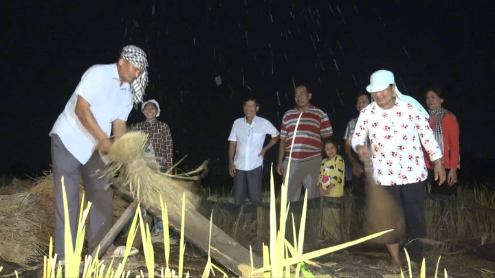 Du khách trải nghiệm 'Đập lúa đêm trăng' 