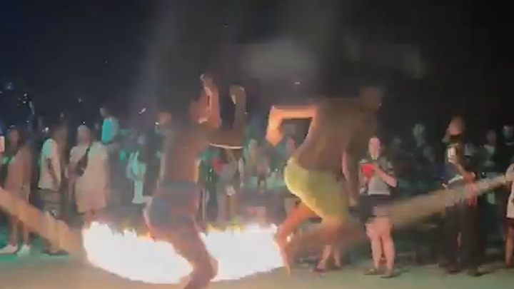 Du khách hào hứng chơi nhảy dây lửa ở Thái Lan