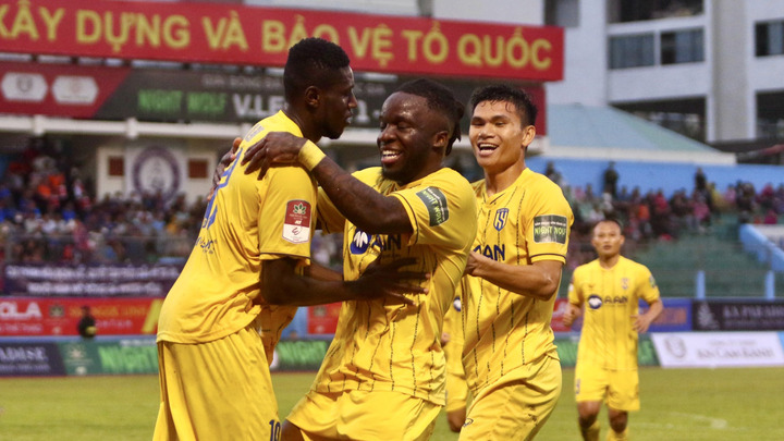 Trực tiếp bóng đá SLNA 3-1 HAGL: Thủ môn mắc sai lầm