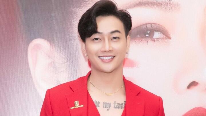 Ca sĩ nhóm HKT và vũ công bị màn hình led đổ đè trúng người khi đang hát