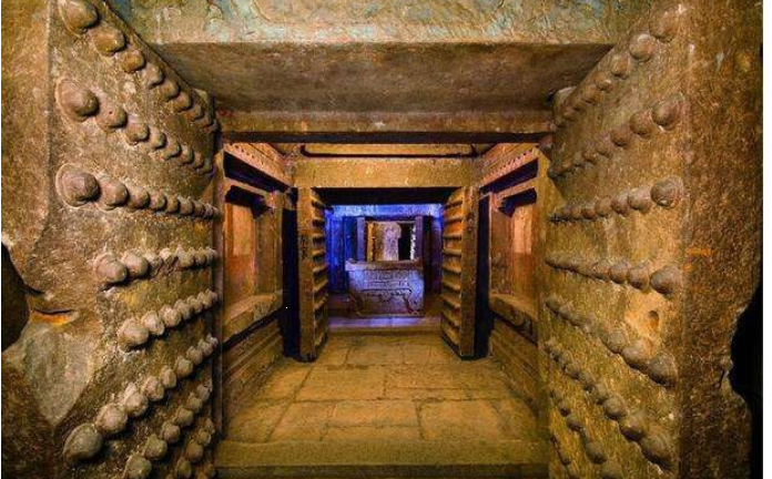 Vì sao cung nữ sợ canh giữ hoàng lăng hơn bị ép tuẫn táng cùng hoàng đế?