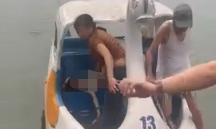 Hải Dương: Lật thuyền 'đạp vịt' trên hồ, bé gái 7 tuổi tử vong