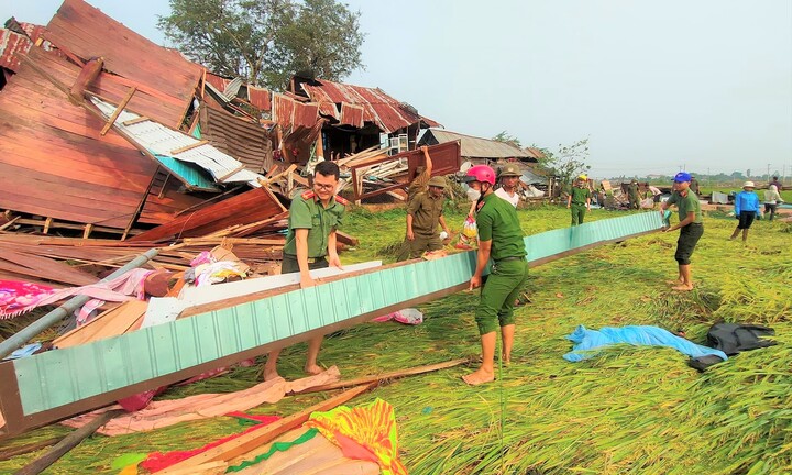 Ảnh: Mưa dông, gió lốc ở Gia Lai làm 6 người bị thương, hơn 120 căn nhà tốc mái