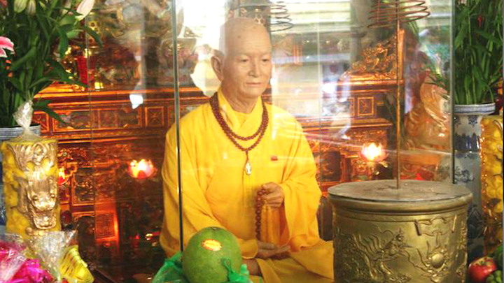 Bí ẩn pho tượng sáp như người thật đến ngỡ ngàng ở chùa Quán Sứ