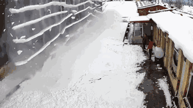 Những khối băng rơi như mưa, hai người đàn ông may mắn thoát nạn