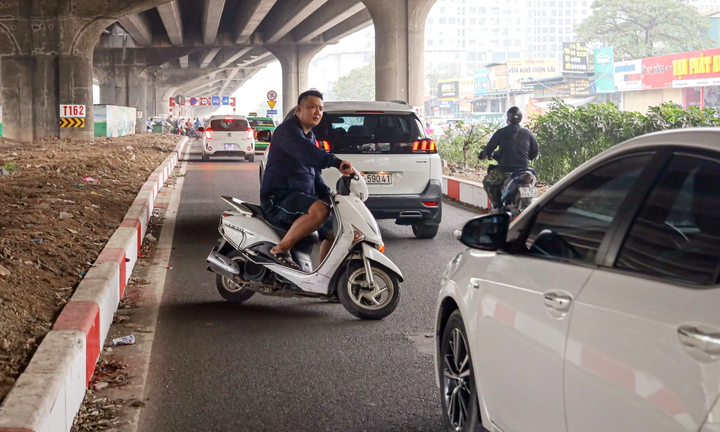 Thấy CSGT, nhiều tài xế đi ngược chiều nháo nhào quay xe bỏ chạy