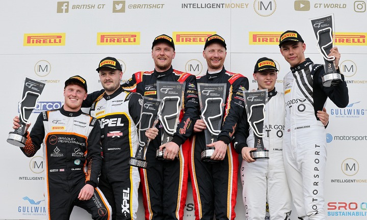 McLaren Artura GT4 thắng tuyệt đối ở giải Vô địch GT Anh Quốc 