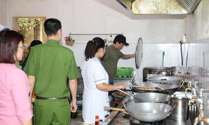 Hà Nội: Tạm đình chỉ hoạt động quán Lẩu Hương Mực cho khách dùng nước lẩu thừa