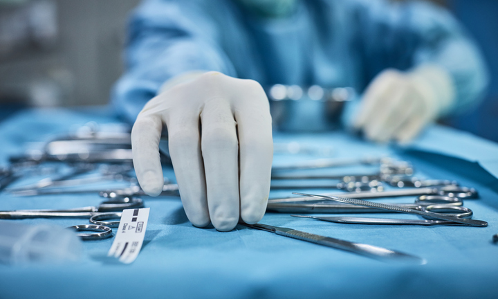  Bị bò đá, nam thanh niên phải cắt tinh hoàn