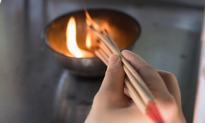 Vì sao khi thắp hương cần phải cháy hết?