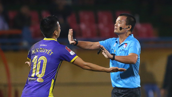 Thẻ đỏ Văn Quyết phơi bày thói xấu văn hóa ứng xử của bóng đá Việt Nam