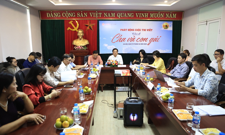 Tạp chí Gia đình Việt Nam phát động cuộc thi viết 'Cha và Con gái'