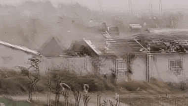 Lốc xoáy kinh hoàng xé toạc hàng loạt nhà dân