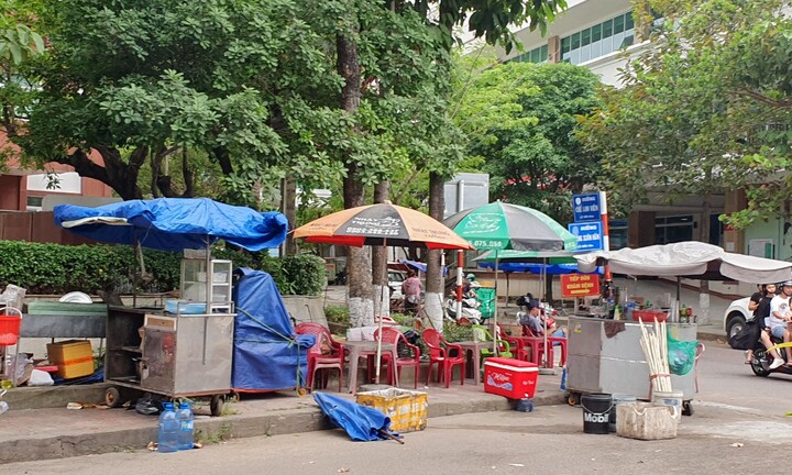 Vỉa hè, lòng đường TP Quy Nhơn biến thành quán nhậu, bãi giữ xe