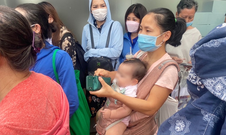 Mẹ bế con 8 tháng tuổi đi tố sản phẩm bảo hiểm Tâm An Đầu Tư của Manulife và SCB