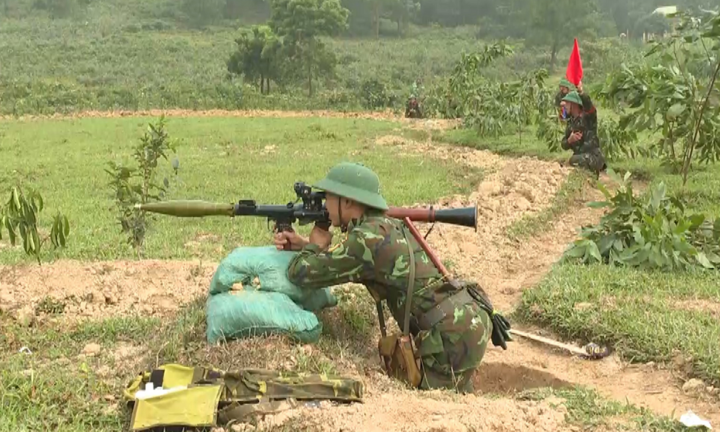 Xem lính bộ binh ở Hà Tĩnh diễn tập bắn đạn thật tập kích mục tiêu