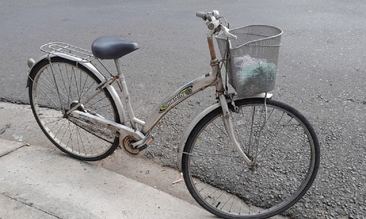 Người đàn ông đi xe đạp bị xử phạt vi phạm nồng độ cồn