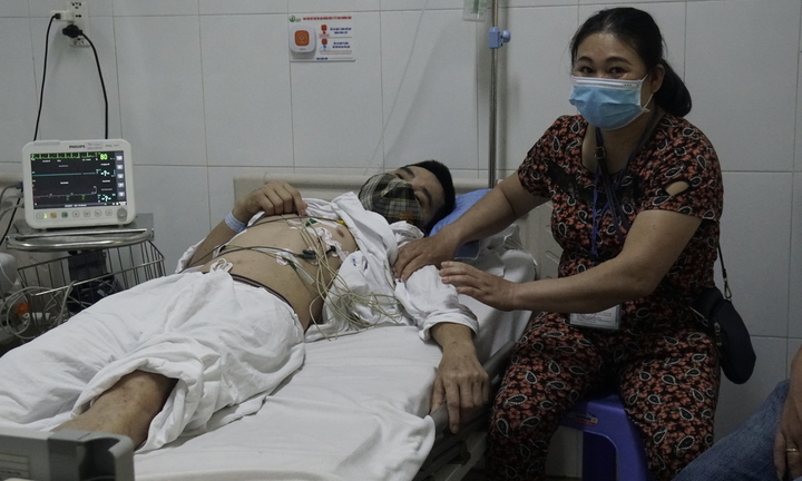 Người phụ nữ 30 năm làm nghề bốc vác nuôi chồng bệnh tim