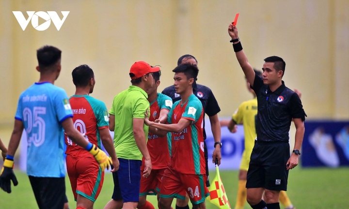 Đe dọa trọng tài, HLV Bình Phước bị phạt nặng