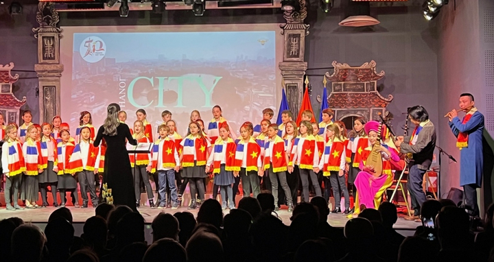 Tưng bừng kỷ niệm 50 năm quan hệ ngoại giao Việt - Pháp tại thủ đô Paris