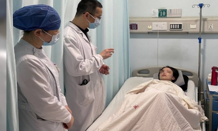 Bị trĩ kinh niên không chữa, cô gái phải khoét bỏ nhãn cầu