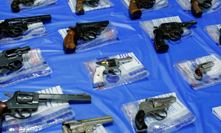 Điều kinh ngạc ở Mỹ: Chỉ gõ cửa nhầm nhà cũng bị bắn chết 