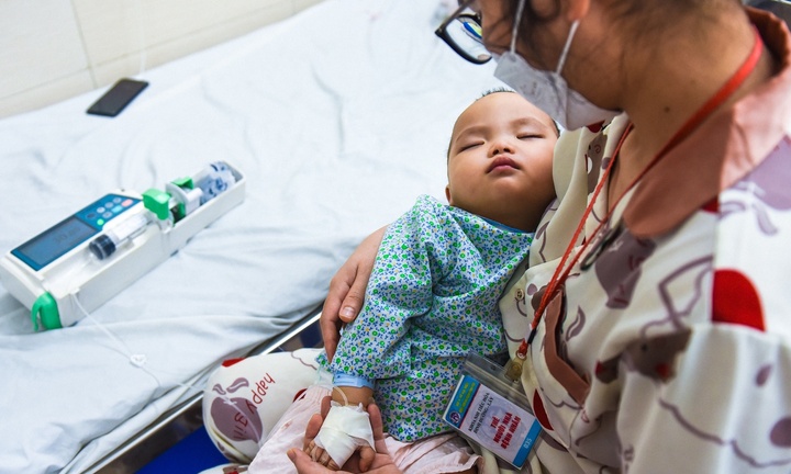 Trẻ nhập viện tăng, bệnh viện ở Hà Nội lại kín giường