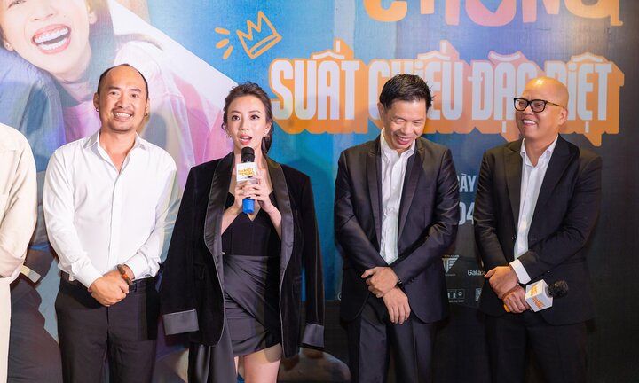 Đoàn phim ‘Con Nhót mót chồng’ gây xúc động khi giao lưu với khán giả Hà Nội