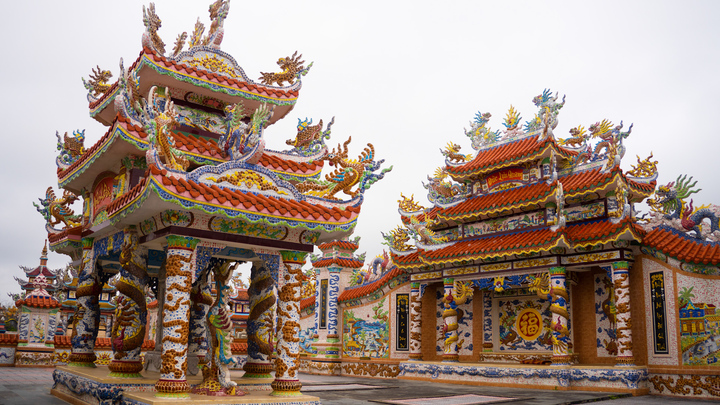 Sửng sốt nghĩa địa nơi người sống bỏ tiền tỷ xây mộ cho người chết