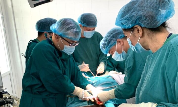 Dùng kíp nổ đánh cá, thanh niên bị đứt 2 bàn tay, dập phổi