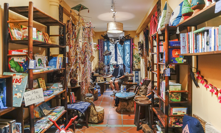 Khám phá tiệm sách tự phục vụ đầu tiên tại Hà Nội